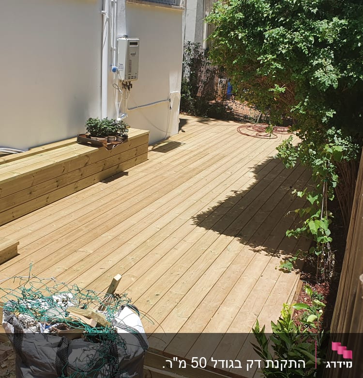 התקנת דק בגודל 50 מ"ר.